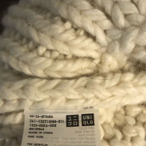 UNIQLO Pompom Beanie - Picture 2 of 2